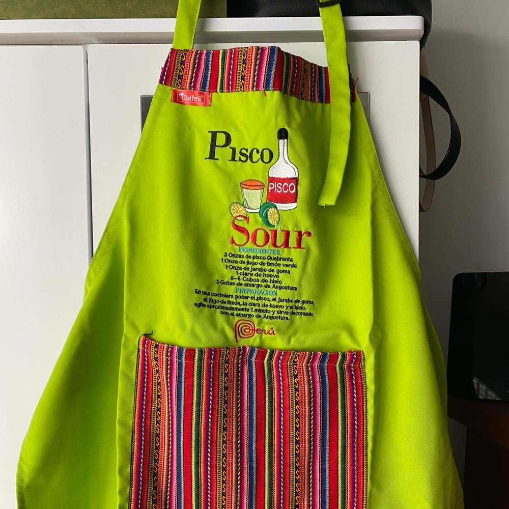 Peruvian Apron NWNT , beautiful green with traditional Peruvian platters